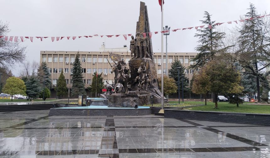 Uşak'ta kent merkezine ağır ağır ortalama 30 kilogram yağış indi ve bu nedenle sel olmadı!