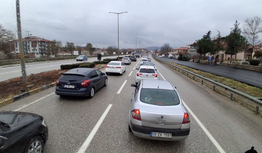 Uşak ve Kula arasında yoğun trafik var! Sürücüler dikkat!