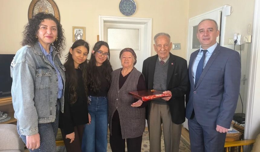 Uşaklı eğitimci ve öğrenciler bayram öncesi şehit ailelerini ziyaret etti