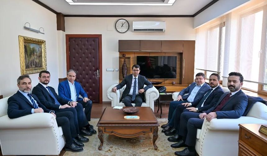 Ak Parti heyeti, Uşak Valisi Serdar Kartal’ı ziyaret etti