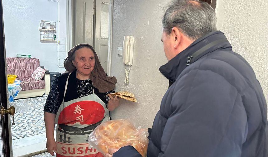 Uşak'ın Mehmet Akif Ersoy Mahallesi sakinlerine pide ikram etti ve sorunlarını dinledi