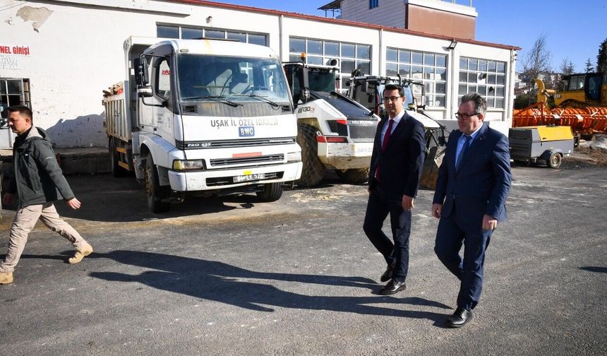 Uşak Valisi Serdar Kartal, İl Özel İdaresi'ndeki yatırımlarla ilgili toplantı yaptı