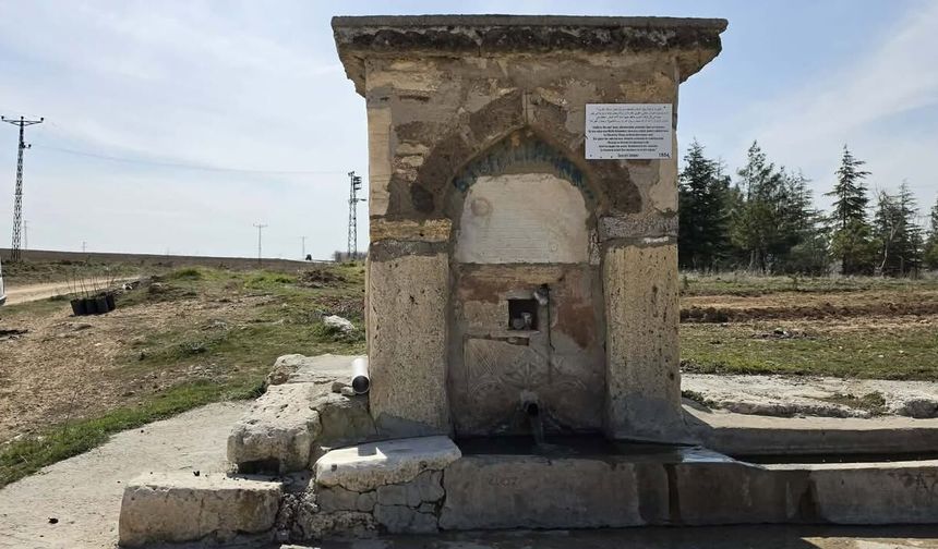 Uşak Koyunbeyli'de 35 yıldır akmayan 172 yaşındaki çeşme yeniden hayat buldu