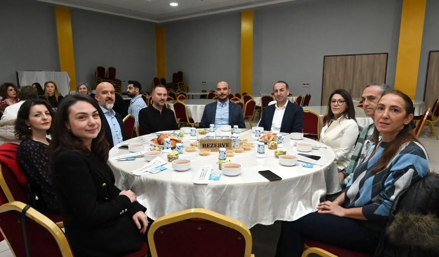 Uşak Maarif Orkestrası ve Halk Dansları Topluluğu'yla iftarda buluştu