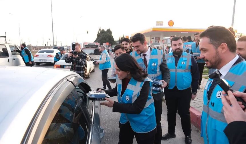 Uşak ve Ulubey yolu üzerindeki Bölme'deki ışıklarda vatandaşa iftar önü tatlı ikram ettiler