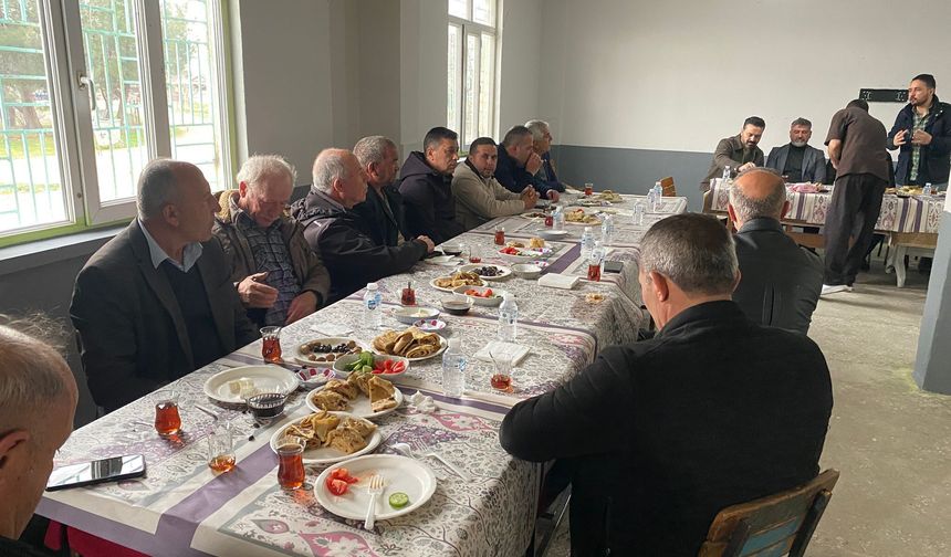 AK Parti Uşak İl Başkanı Yaşar, Ağaçbeyli'de muhtarlarla buluştu