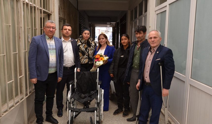 Uşak Kahveciler Odası, 1 engelli vatandaşın derdine çözüm için tekerlekli sandalye hediye etti