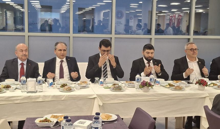 Uşaklılar Vakfı, şehrin protokolünü iftarda bir araya getirdi