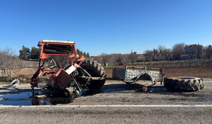 Uşak'ın Ulubey ilçesinde kamyonla çarpışan traktör sürücüsü ağır yaralandı