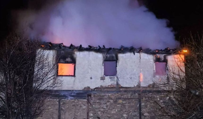 Uşak Banaz Yazıtepe'de 2 katlı ev yandı