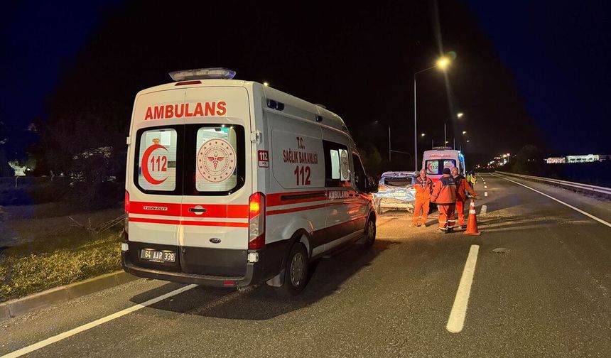 Duramayan TIR, Uşak Tekstil OSB kavşağında ışıkta otomobile çarptı!