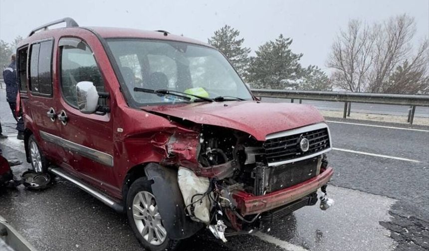 Uşak'ta Çiftlik köyü yakınlarında hafif ticari araç kaza yaptı! 6 yaralı!