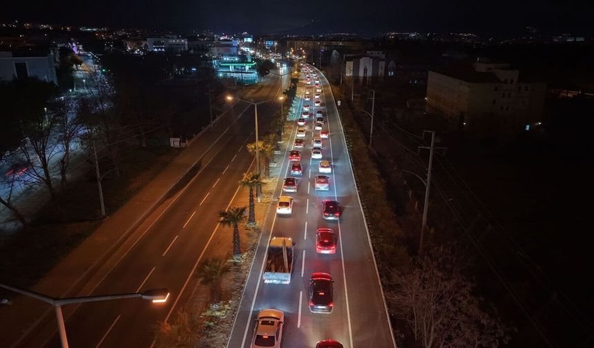 Bayram bitiyor, İzmir ve Ankara arasında Uşak, Kula, Salihli ve Turgutlu'da yoğun trafik
