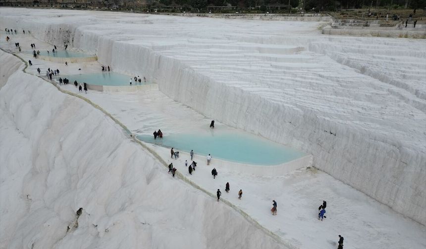 Uşaklı vatandaşların bir bölümü bayramı Pamukkale ve Afyon'da geçirdiler