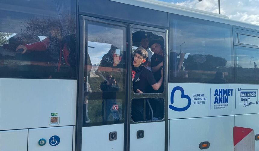 Uşak'ta Balıkesir ekibinin taraftarını taşıyan otobüse taşlı saldırı