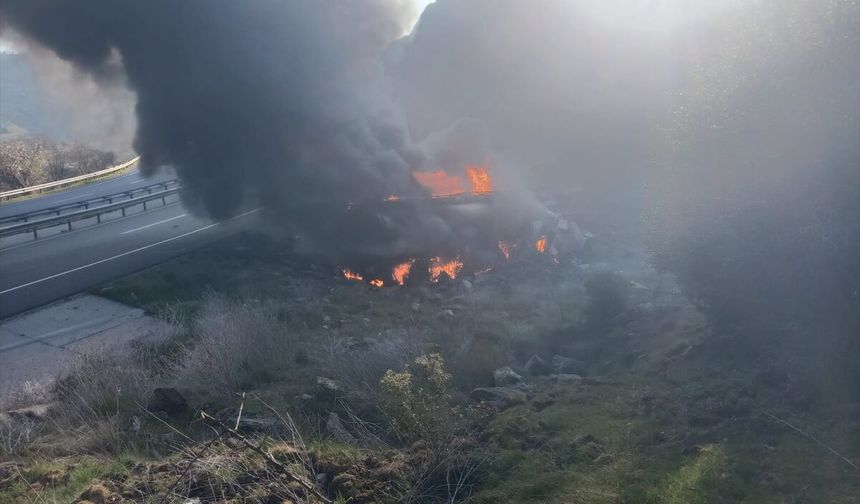 Uşak'ta devrildikten sonra yanan akaryakıt tankerinin sürücüsü öldü