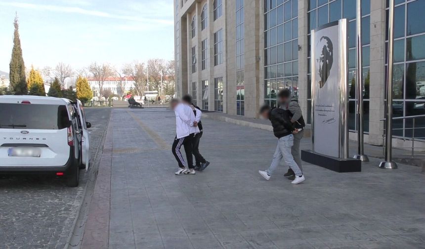 Uşak’taki operasyonlarda zehir tacirleri yakayı ele verdi
