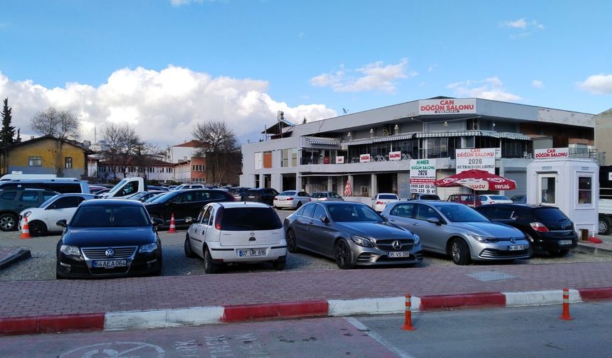 Uşak'ta yıkılan işhanı esnafı, otoparka dönen işyerlerinin yapılmasını istiyor