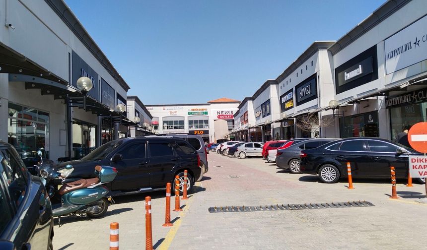 Uşak'ta bayramlık alışverişi, Festiva'daki markalardan ve Atapark'taki bit pazarından yapılıyor!