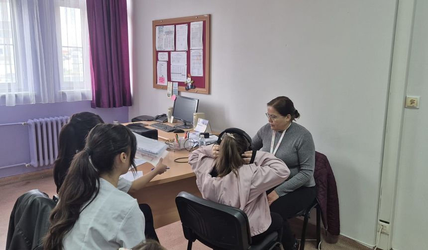 Uşak Şefkat İlkokulu öğrencilerine işitme tarama testi yapıldı