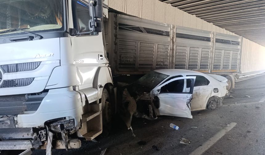 Uşak Özdilek'in bulunduğu bölgedeki Selçuklu köprülü kavşağında feci kaza!