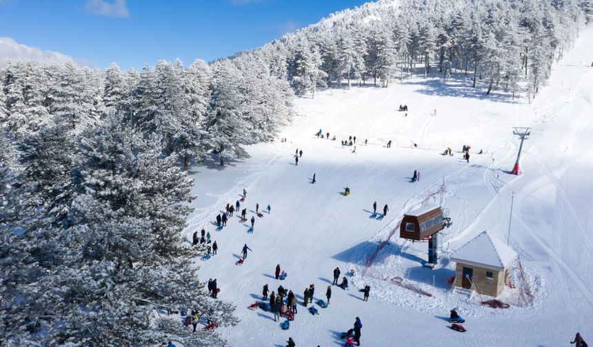 Uşak'tan hafta sonları yoğun olarak gidilen Murat Dağı'nda kar kalınlığı 109 santimetre!
