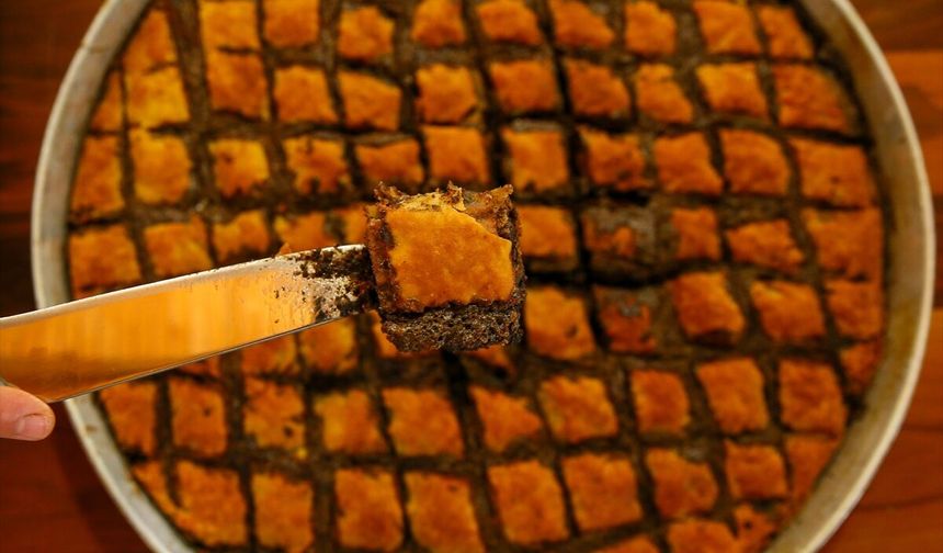 Uşak'ın Ulubey Kanyonlarındaki cam terasta zini hamursuzu pişirdi