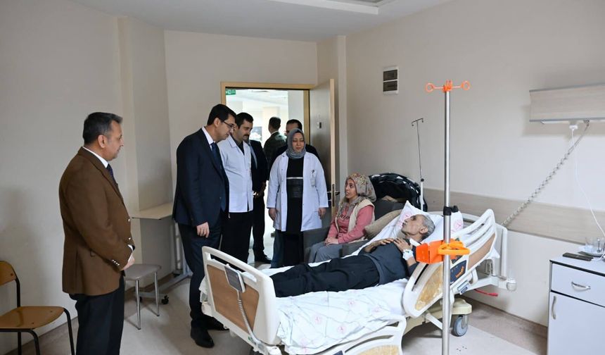 Uşak Valisi Kartal, iftar vesilesiyle hastaları ziyaret etti.