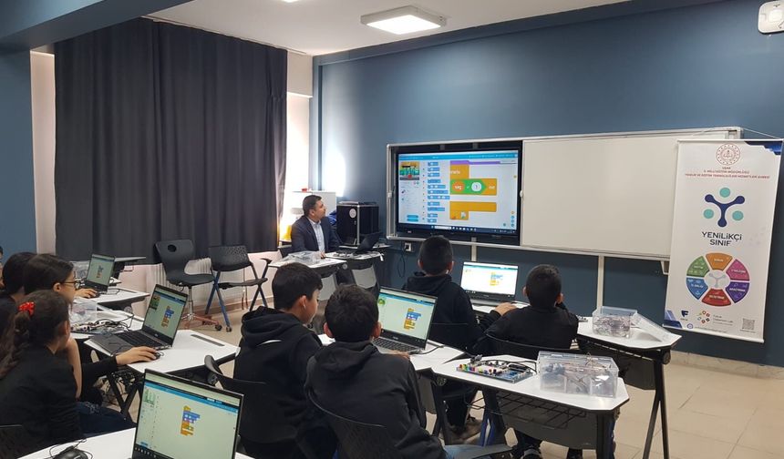 Uşak Elmalıdere Ortaokulu öğrencilerine robotik kodlama eğitimi verildi