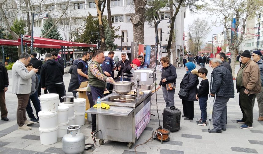 Uşak’ta, okul saldırısı üzerine hayatını kaybedenler için lokma döküldü!