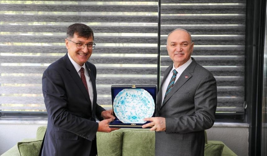 Kütahya Belediye Başkanı Kahveci, çalışmalarında AK Partili veya CHP'li ayrımı yapmıyor