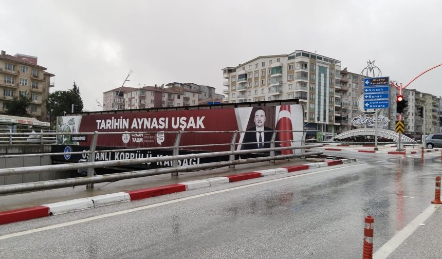AK Parti İl Başkanı Himmet Yaşar: Önce Özkan Yalım'ın Uşak'ın her tarafına astığı fotoğraflardan başlayın!