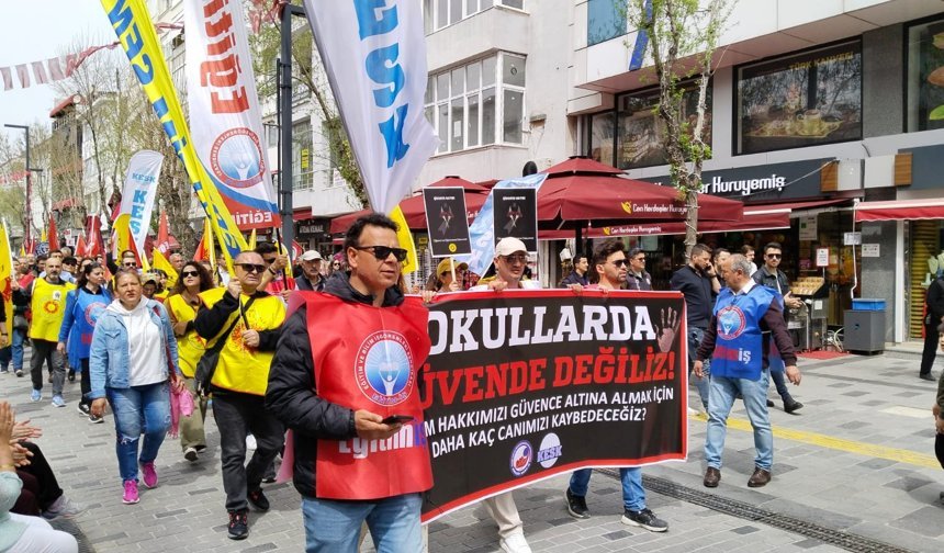 Uşak’ta bulunan eğitim sendikaları, şiddet olayları için Heykel Önü’ne kadar yürüdü!