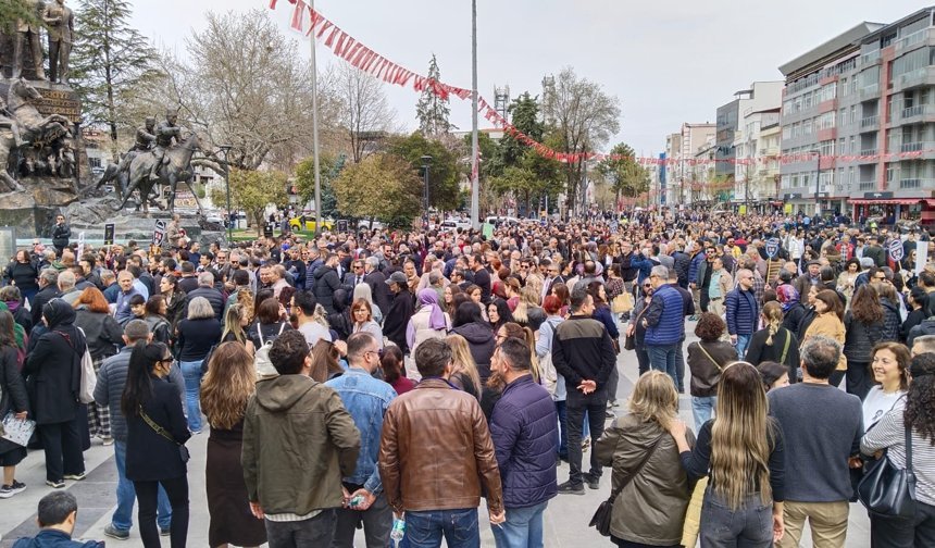 Uşak’ta öğretmenler bugün iş bırakma eylemi yaptı! Meydanlar ıslık sesleriyle yankılandı!