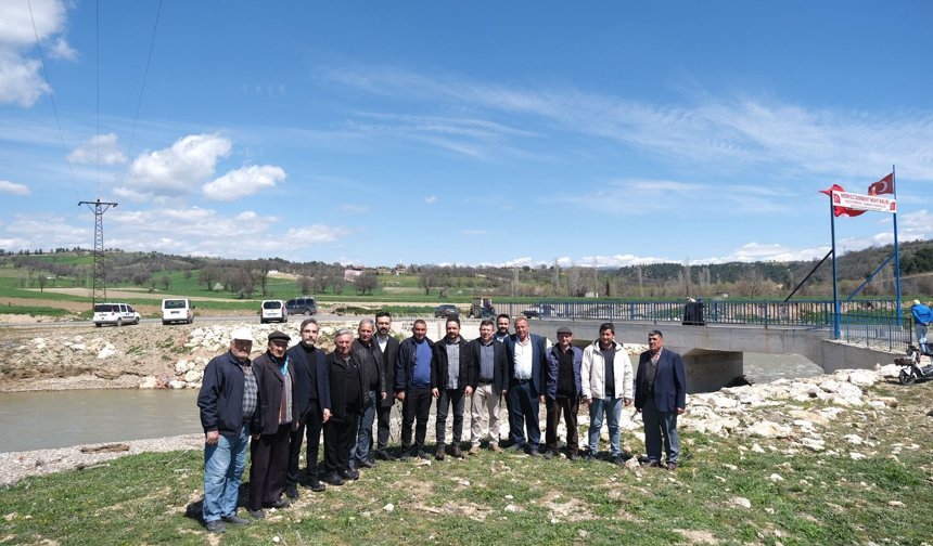 AK Parti Uşak İl ve Merkez İlçe Teşkilatı, Derbent'teki köprü için düzenlenen mevlid programına konuk oldu