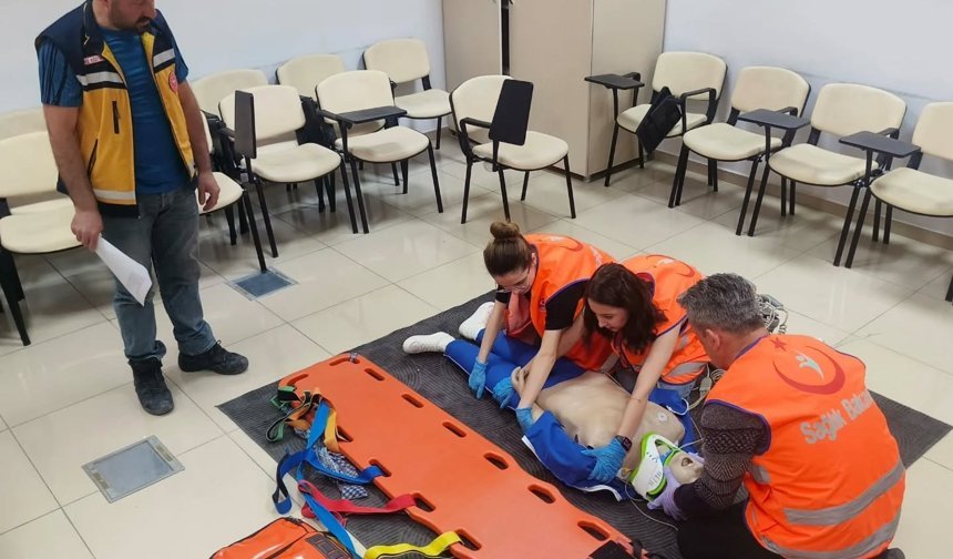 Uşak İl Sağlık Müdürlüğü, Acil Servislerde görev yapan personele ‘Temel Modül Eğitimi’ verdi