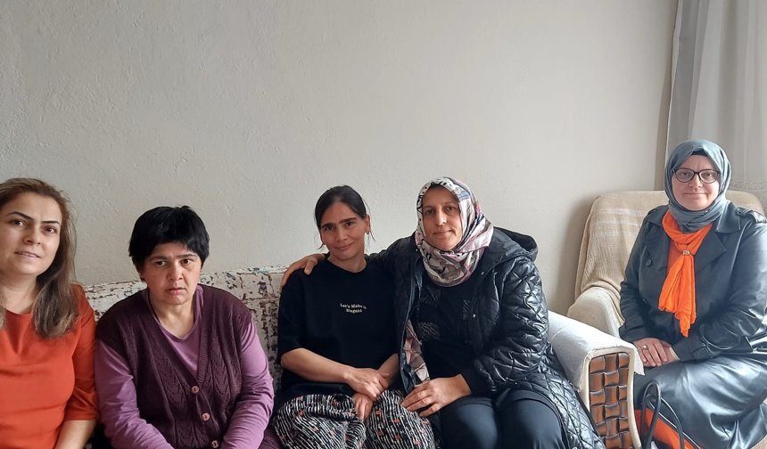 AK Parti Uşak İl Kadın Kolları Mehmet Akif Ersoy ve Fevzi Çakmak'ta vatandaş ziyareti yaptı