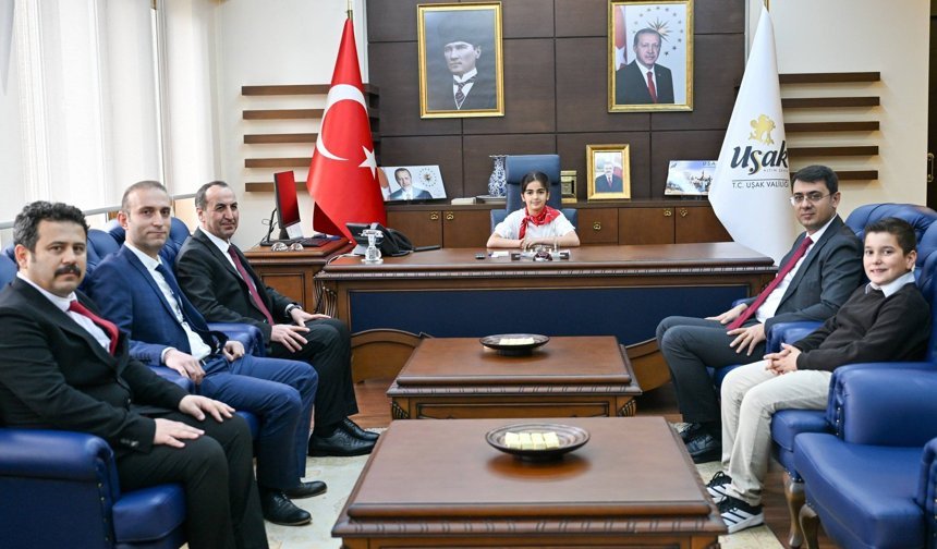 Uşak Valisi Serdar Kartal makam koltuğunu temsili olarak çocuklara devretti