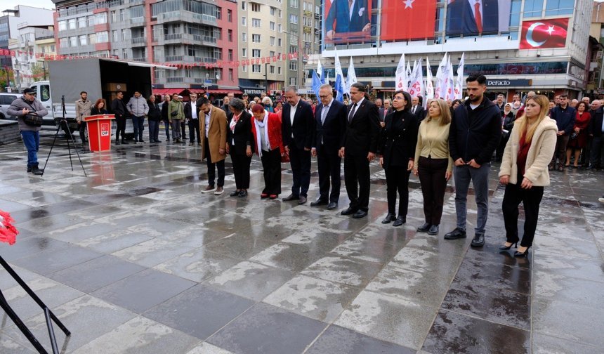 CHP Uşak İl ve İlçe Örgütleri, Atatürk Anıtı’na çelenk koydu