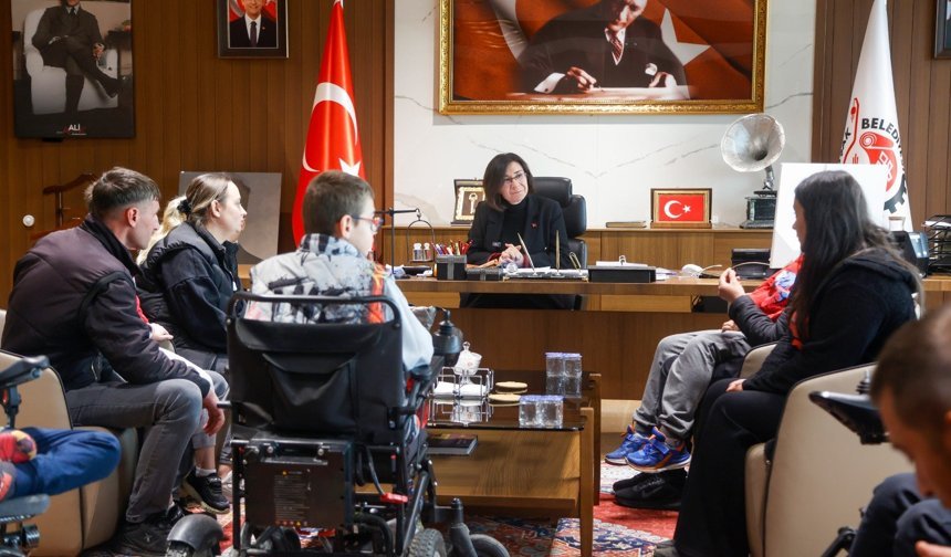 Uşak Belediye Başkan Başkanvekili, makamında DMD Kas Hastası Çocukları ağırladı