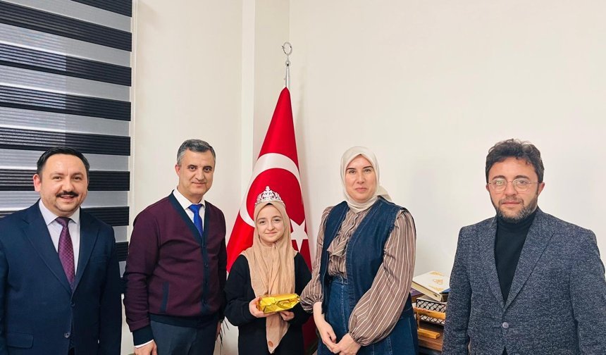 Uşak Kent Konseyi ödüllü hafız öğrencilere hediye verdi