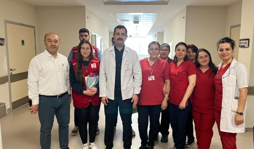 Uşak Eğitim ve Araştırma Hastanesi’nde tedavi gören miniklerin 23 Nisan’ı kutlandı