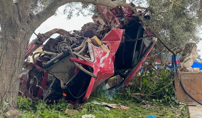 Uşak Ulubey İnay'da otomobil bahçe duvarına çarptı! Hikmet Demirtaş hayatını kaybetti sürücü ağır yaralı!