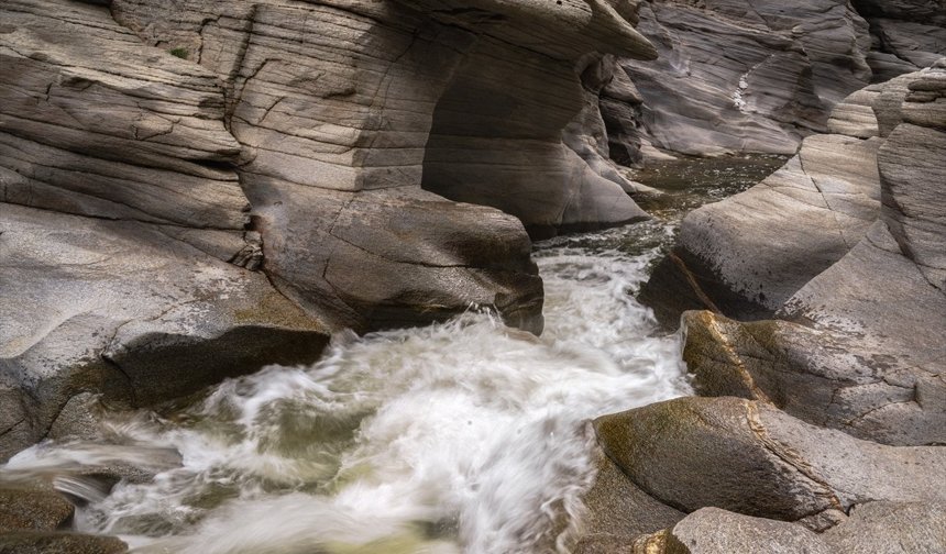Suyun sanat eserine dönüştüğü kayalar: Taşyaran Vadisi