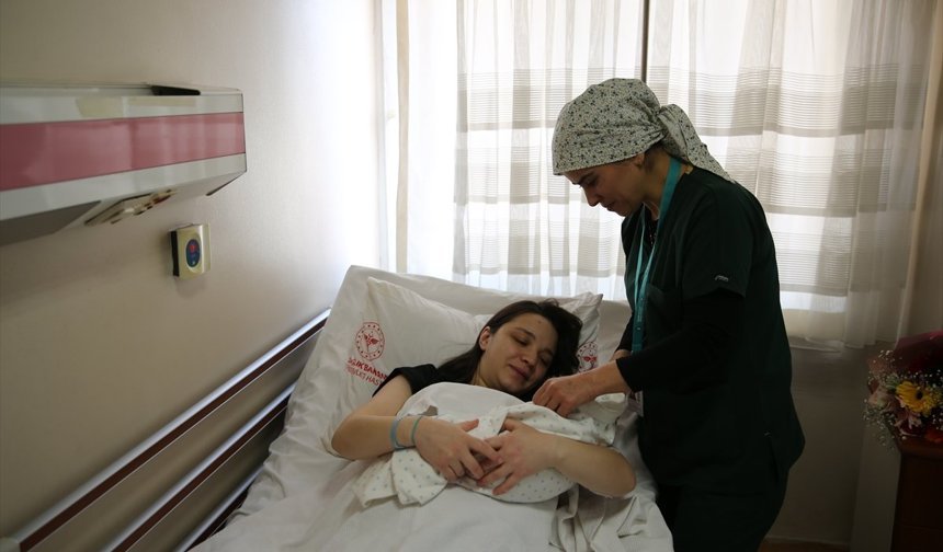 Denizli'de çalışan Saniye Baydoğan, 8 yıl önce kaybettiği oğlunun acısını hastalara ve annelere yardım ederek hafifletti