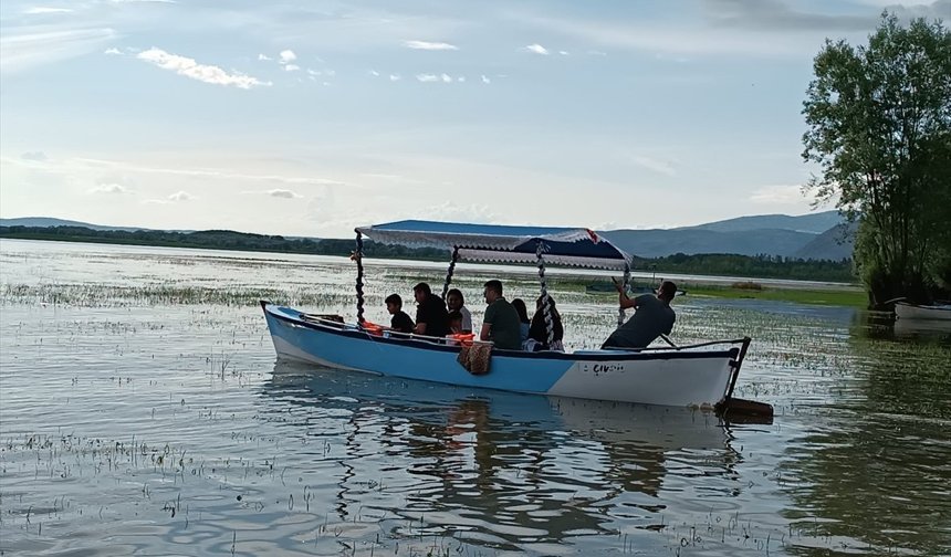 Uşak'ın komşusu Çivril'deki nilüferlerle bezenen Işıklı gölü, tekne turlarına hazırlanıyor