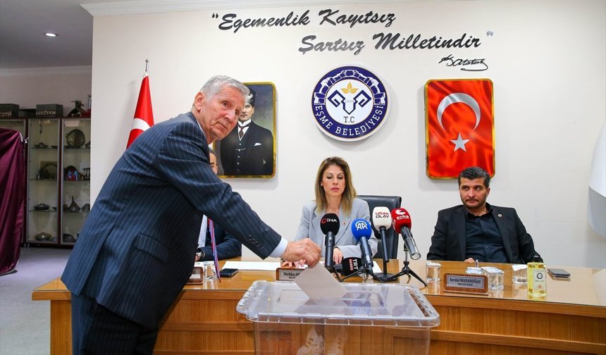 Eşme'de Yılmaz Tozan'ın görevden alınmasının ardından Belediye Başkanvekili Zeki Işık oldu