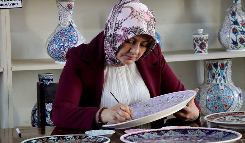 Uşak'ın komşusu Kütahya'da çini sanatçısı Özlem Camköz, ustası gibi güzel eserler ortaya koyuyor