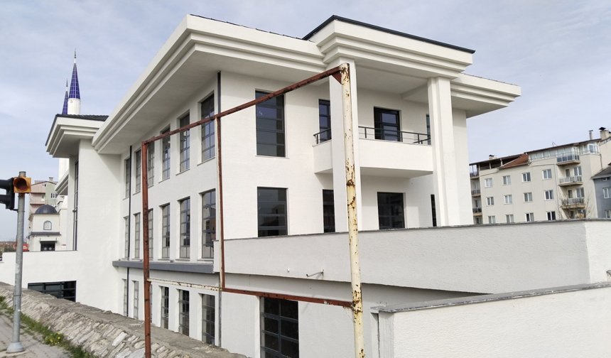 Uşak'ın Banaz ilçesinde yapılan yeni belediye binasının inşaatı bitti