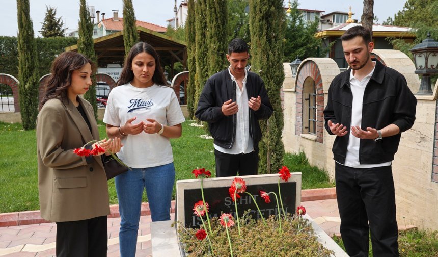 Uşak Üniversitesi öğrencilerinin projesi kapsamında şehitlik ziyareti yapıldı